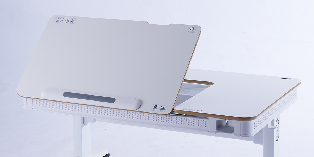 0~45°無段式可調桌板，符合各種工作情境。